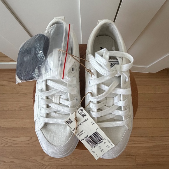 NEW ADIDAS WOMENS SIZE 5 ADIDAS SNEAKER PLAFORM SHOES - Picture 1 of 3